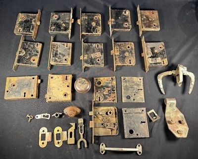Samling av gamle metallåser, beslag og nøkler på mørk bakgrunn